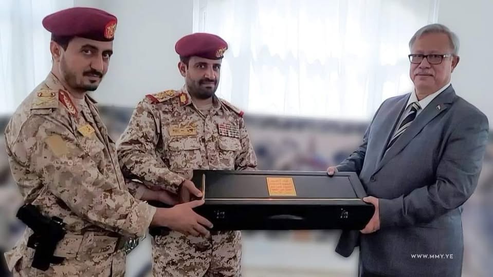 برفقة الشهيد الغماري مع رئيس الوزراء السابق بن حبتور