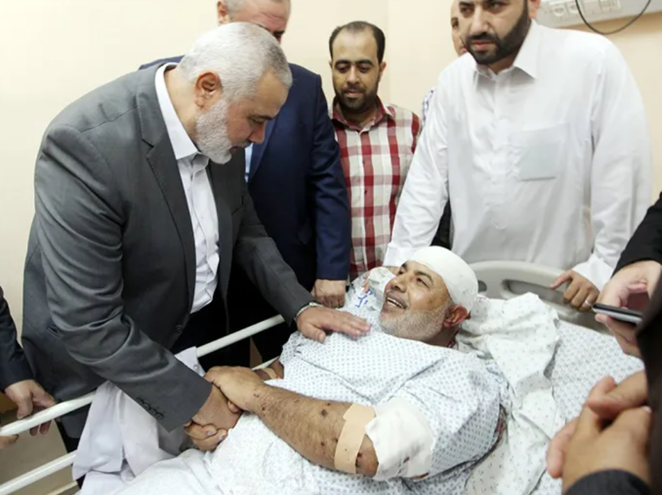 مع الشهيد القائد اسماعيل هنية بعد تعرضه لمحاولة اغتيال من قبل مجموعات تكفيرية